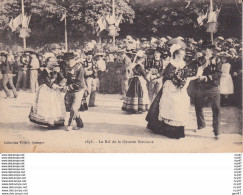 CPA  (29)  Le Bal De La Gavotte Bretonne, Danseuses Et Danseurs En Habit Traditionnel ...T708 - Danses