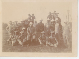 Photo Groupe De Militaires Avec Casques Coloniaux Et Vietnamiens Format 12/9 - Guerra, Militares