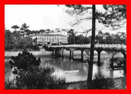 CPSM/gf (40) HOSSEGOR  Le Pont Sur Le Lac Et L'Hôtel Mercédès. *7992 - Hossegor