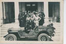 Photo Jeep Avec Groupe D Hommes En Uniforme Format 6/9 - Automobile