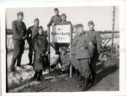 Soldaten Mit Schild - Nach Petersburg 73 Km - Guerre 1939-45