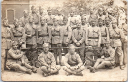 MILITARIA 1914-1918 - Groupe De Militaires Et Mitrailleuses. - Guerre 1914-18