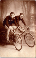 SPORT - CYCLISME - CARTE PHOTO - Deux Cyclistes En Studio  - Cyclisme