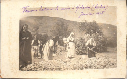 SERBIE - CARTE PHOTO - Femme Battant Le Maïs A HOLEVEN  - Servië