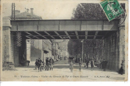 38 - VOIRON - Belle Animation Sous Le Viaduc Du  Chemin De Fer Et Cours Sénozan - Voiron