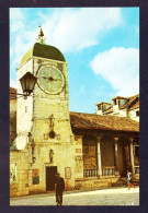 Croatie. Trogir ( Dalmatie). Tour De L'horloge Et Loge Sur La Place Jean-Paul II. Passants. - Kroatien