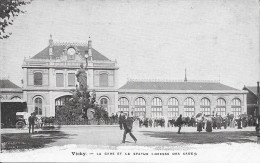 03 Vichy La Gare Et La Statue - Deesse Des Eaux - Vichy
