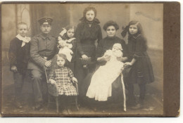 W6V88/ Kabinettfoto Familie Vater In Uniform Mädchen Mit Puppe Ca.1910 - Other & Unclassified