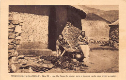 Missions Of South Africa - A Girl Making Mortar Made Of Earth And Cow Dung To Plaster The House - Publ. Missionaries Of  - Afrique Du Sud