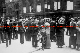 F010093 Waiting For News From RMS Lusitania. 1915 - REPRODUCTION - Andere & Zonder Classificatie