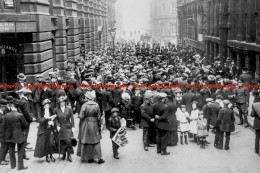 F010092 Waiting For News From RMS Lusitania. 1915 - REPRODUCTION - Andere & Zonder Classificatie