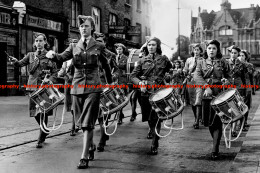 F009896 WAAF Girls On Parade. WW2 - REPRODUCTION - Autres & Non Classés