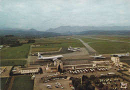 AEROPORT. CPSM. VUE AERIENNE.  AEROPORT INTERNATIONAL DE TARBES - LOURDES PYRENEES. + TEXTE - Vliegvelden