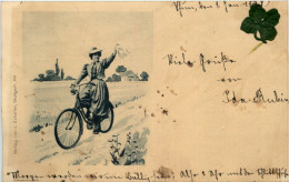 Frau Auf Fahrrad - Cycling