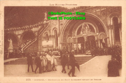 R430329 Les Hautes Pyrenees. 200. Lourdes. Benediction Du Saint Sacrement Devant - Wereld