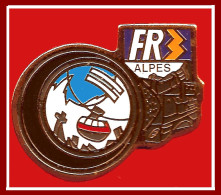 SUPER PIN'S  "MEDIA", CAMERA Vue Sur Les Pistes Pour "FR3 Alpes" En émail Base Or,signé Série Pub, Format 3,2X2,5cm - Medias
