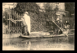 75 - PARIS - INONDATIONS DE JANVIER 1910 - QUAI D'ASNIERES - RAVITAILLEMENT  - BATELIER ET PORTEUSE DE PAIN - De Overstroming Van 1910