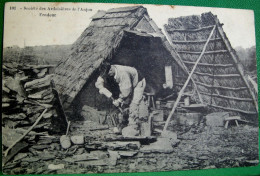 CPA  METIER . UN FENDEUR D'ARDOISE . SOCIETE DES ARDOISIERES DE L'ANJOU . 1914 . CABANE TOIT DE CHAUME . ARTISANAT - Artesanal