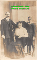 R432338 Family Photo. A Woman Is Sitting On A Chair. Next To A Man With A Mustac - Welt