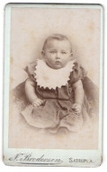 Fotografie N. Brodersen, Satrup I. A., Baby Mit Latz Im Karierten Kleidchen  - Anonymous Persons