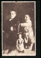 Foto-AK Kinder Auf Fell Mit Puppe  - Used Stamps