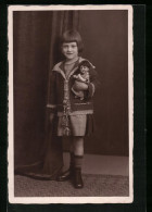 Foto-AK Mädchen Mit Strickjacke Und Puppe  - Used Stamps