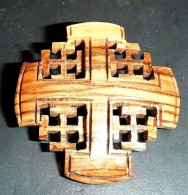 * Broche En Bois : Croix De JERUSALEM - Fermoir Avec Sécurité - Broschen