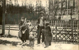 OURS - Carte Postale De Petits Métiers -- Bohémiens - Le  Montreur D' Ours - L 152047 - Ours