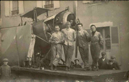 AVIATION -  Carte Postale Photo D'un Avion En Gros Plan Avec Personnages Sur Une Remorque Dans Une Rue - L 152052 - 1914-1918: 1st War