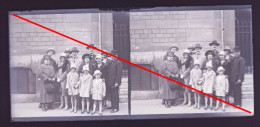 Photo Négatif Sur Plaque De Verre, Femmes, Enfants, Hommes, Costumes, Bâtiment, Portail, Marches, Années 1930. - Glass Slides