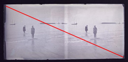 Photo Négatif Sur Plaque De Verre, Femmes, Enfants, Plage, Maillot De Bains, Mer, Bateaux, Voiliers, Années 1930. - Glasplaten
