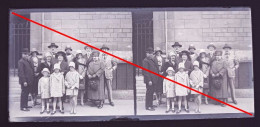 Photo Négatif Sur Plaque De Verre, Femmes, Enfants, Hommes, Costumes, Bâtiment, Portail, Marches, Années 1930. - Glasplaten