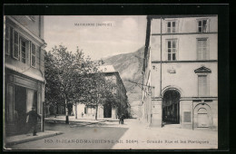 CPA St-Jean-de-Maurienne, Grande Rue Et Les Portiques  - Saint Jean De Maurienne