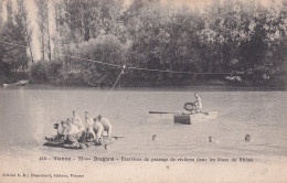 38) VIENNE - 19 EME DRAGONS  - EXERCICES DE PASSAGE DE RIVIERES DANS LES LONES DU RHONE -  ( 2 SCANS ) - Vienne