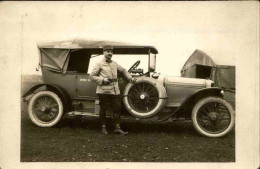 AUTOMOBILES -  Carte Postale Photo D'une Voiture Avec Un Soldat - L 152081 - Voitures De Tourisme