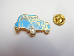 Superbe Pin's En Zamac , Auto Citroën 2 CV , 2CH , Bleue , Signé Ballard - Citroën