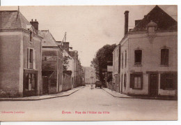 Carte Postale Ancienne Evron - Rue De L'Hôtel De Ville - Evron