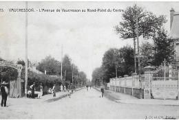 Vaucresson. L'avenue De Vaucresson Au Rond Point Du Centre Et L'entrée Du Café Du Rond Point. - Vaucresson