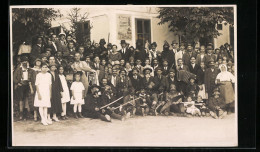 Foto-AK Mürzzuschlag, Bunte Festgesellschaft Mit Akkordeon Vor Dem Gasthaus Edlacher  - Sonstige & Ohne Zuordnung