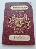 MALAYSIA Passport Passeport Reisepass 1965 - Mother With Son - Historische Dokumente