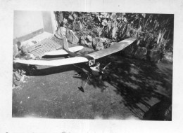 Photographie Photo Vintage Snapshot Modelisme Maquette Avion - Aviación