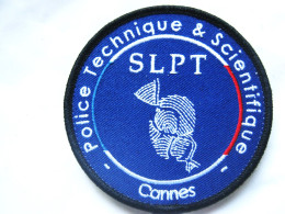 ECUSSON POLICE PTS / SLPT DE CANNES 06 (fond Bleu) SCRATCH AU DOS 85MM ETAT EXCELLENT - Polizei