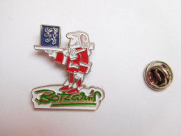 Beau Pin's En Relief  , Auto Peugeot Botzaris Paris , Redingote Rouge , Verso Quadrillé - Peugeot