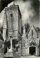 29 - Saint Tugen - La Grosse Tour Carrée Et Son Clochetor Accolé. Le Porche Flamboyant ,a Le Calvaire Du Placitre - Ment - Autres & Non Classés