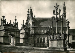 29 - Saint Thegonnec - L'arc De Triomphe, Le Calvaire Et L'ossuaire - Voir Timbre - CPSM Grand Format - Etat Léger Pli V - Saint-Thégonnec