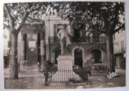 FRANCE - BOUCHES-DU-RHÔNE - ARLES - La Place Du Forum Et La Statue De F. Mistral - Arles