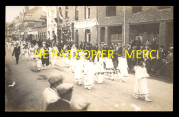 80 - ALBERT - PROCESSION RELIGIEUSE - ANNEES 30 - 4-6-8-10 RUE FELIX FAURE - LES ANGES - CARTE PHOTO ORIGINALE - Albert