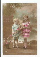 ENFANTS - LITTLE GIRL - Enfant - Jolie Carte Fantaisie Fillettes Avec Fleurs Et Poissons - Poisson D'avril - Ritratti