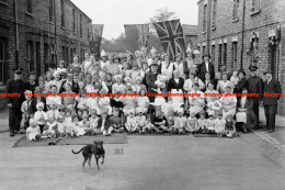 F015797 Celebration WW1. Peace. York. Children Women And Men Sitting On The Street. North Yorkhire. 1919 - REPRODUCTION - Other & Unclassified