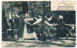 CPA 9 X 14 Costume Folklorique AUVERGNE (7) La Bourrée Danse Sabot  La Bourreio D'Auvergno - Costumes